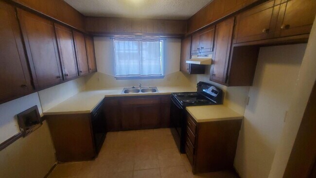 Foto del edificio - Centrally Located/ Convenient to Major Tho...