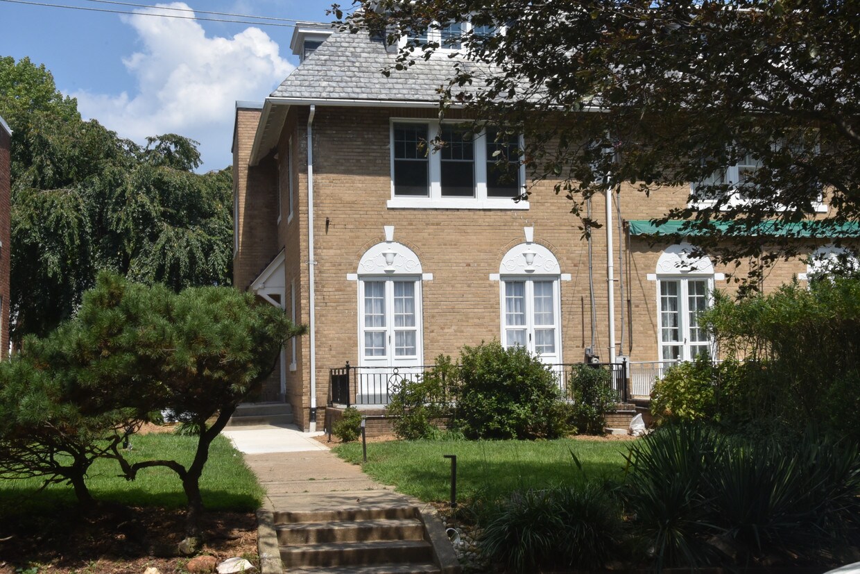 3403 Fessenden St NW, Washington, DC 20008 Townhouse for Rent in