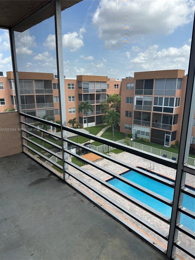 Building Photo - 3048 Sunrise Lakes Dr E