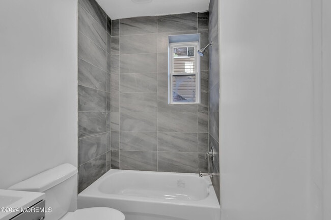 Building Photo - 922 4th Ave