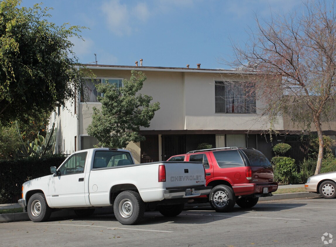Building Photo - 2157 Pine Ave