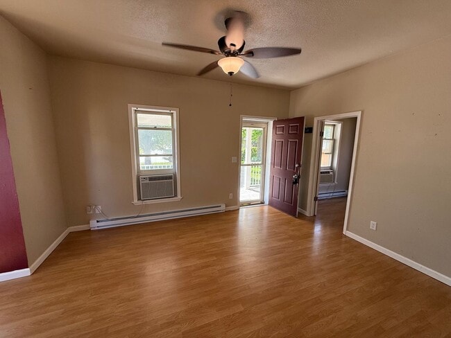 Building Photo - Two Bedroom, One Bathroom Home!