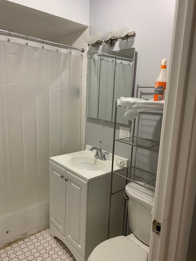 Bathroom - 7120 N Sheridan Rd