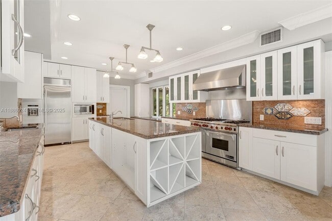 Building Photo - 11 E Rivo Alto Dr