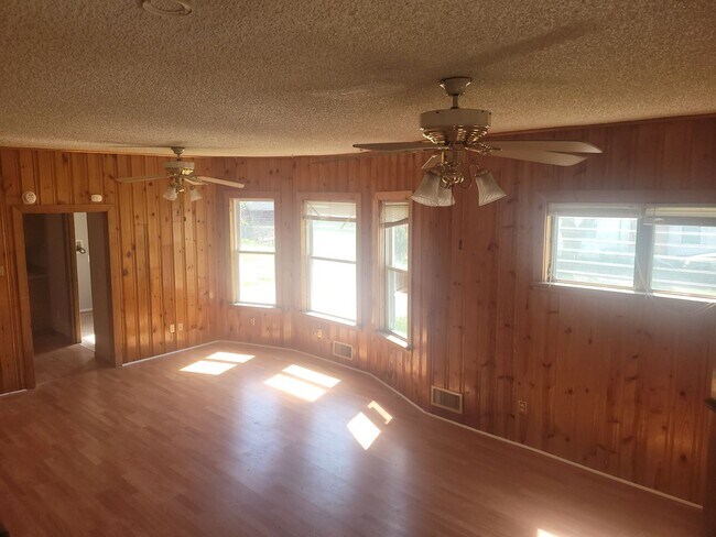 Foto del edificio - 3 bedroom, 1 bathroom Townhouse--Ready for...