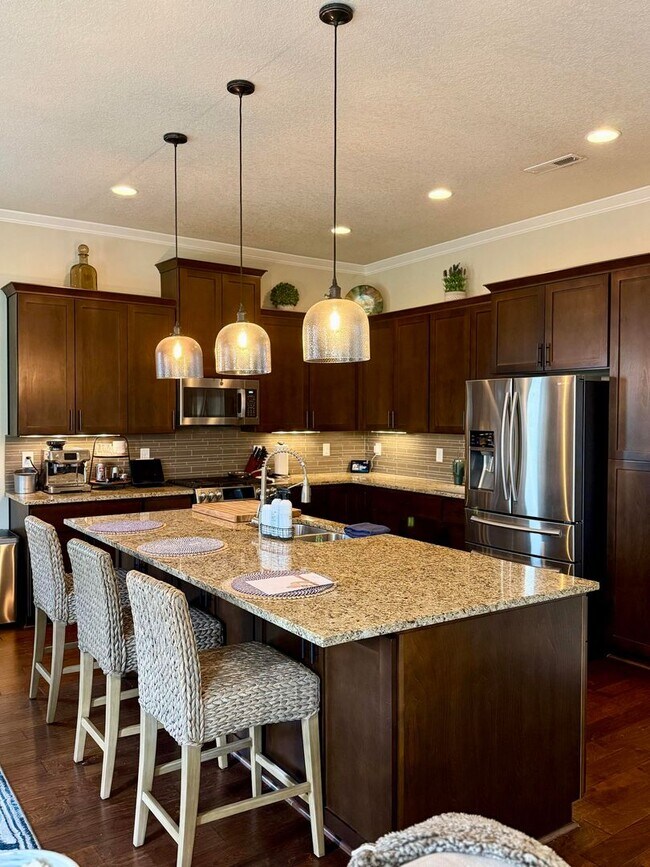 Foto del edificio - Spacious 4 BD Home with Private Backyard &...