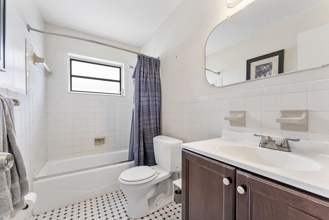 Building Photo - 115 Palamino Cir