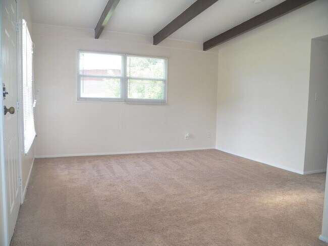 Building Photo - 3/1 Home W/ Fenced Back Yard!