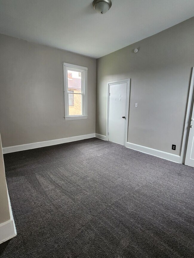 Building Photo - 3 bedroom home with large backyard on quie...