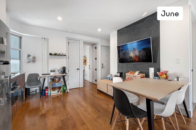 Foto del edificio - Full bedroom in 4 bed/2 bath Home