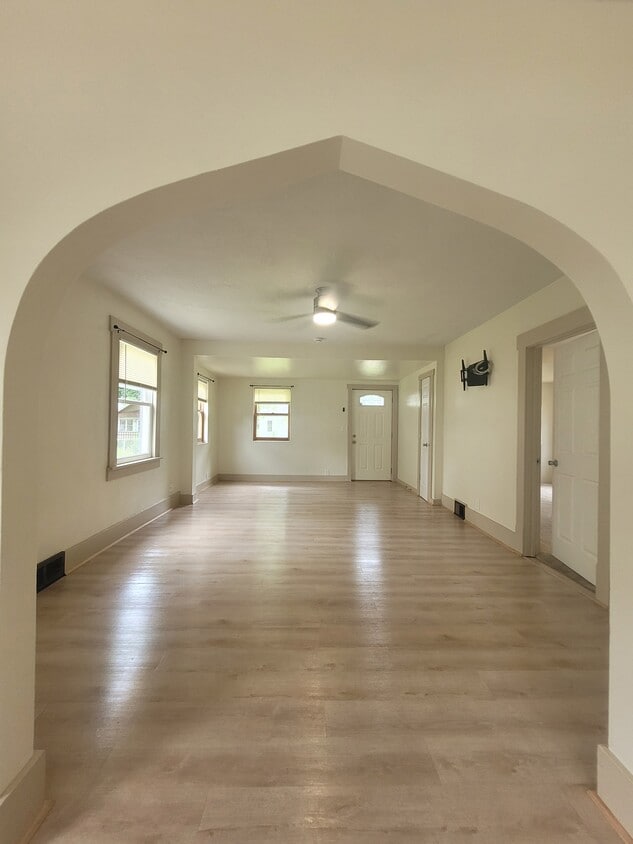 Primary Photo - 1207 Clinton Ave