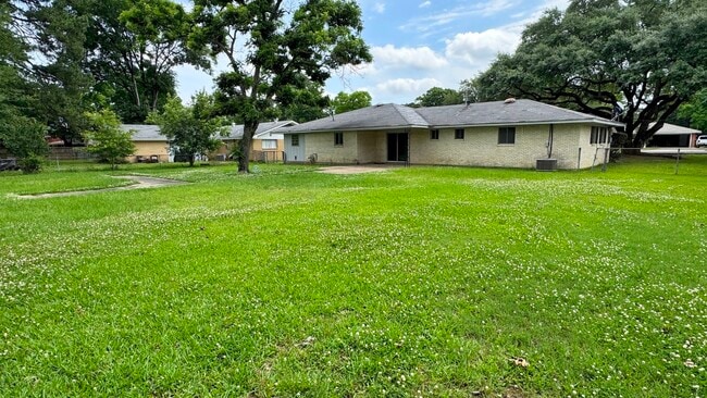Building Photo - 207 Gulpha Dr
