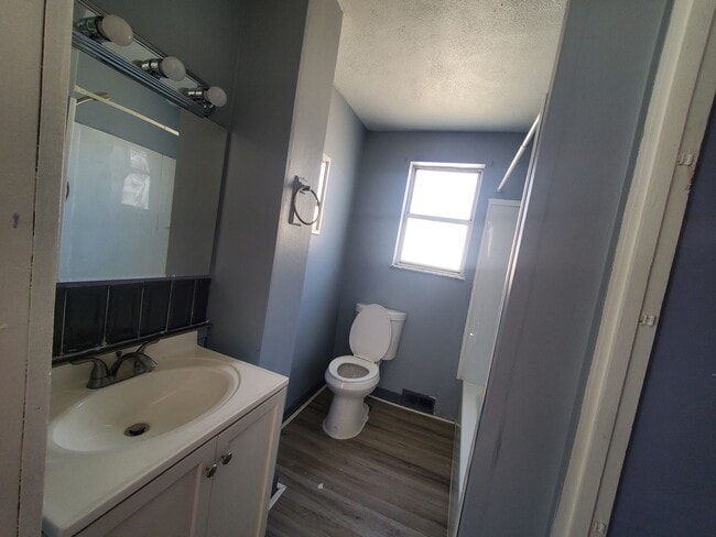 Building Photo - Spacious 3 Bedroom 1.5 Bath House in Price...