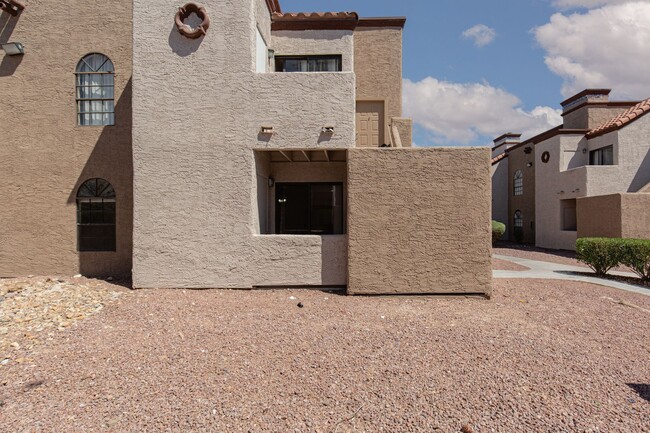 Building Photo - 2 bedroom in gated community with pool/spa...