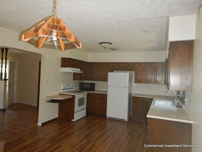 Building Photo - 202 S Baytree Ave