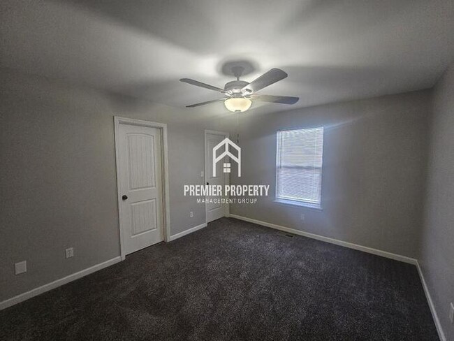 Building Photo - 326 Huntleigh - Available Now!
