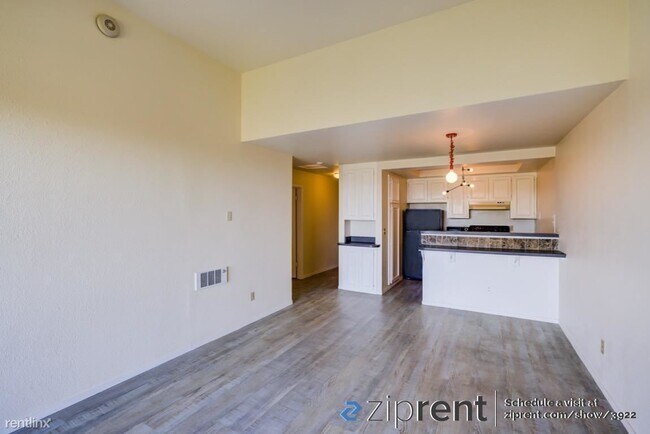 Building Photo - 558 Seaver Dr