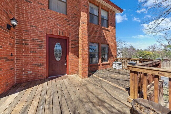 Building Photo - 4 Bedroom/2.5 Bath Oak Bluff Subdivision