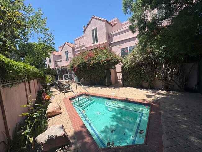 Building Photo - 14435 Riverside Dr