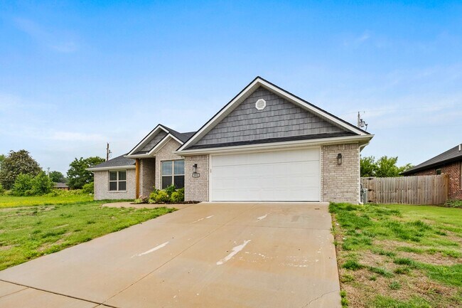 Foto del edificio - Spacious 4-Bedroom Home with Open Layout, Modern Upgrades & Fenced Yard!