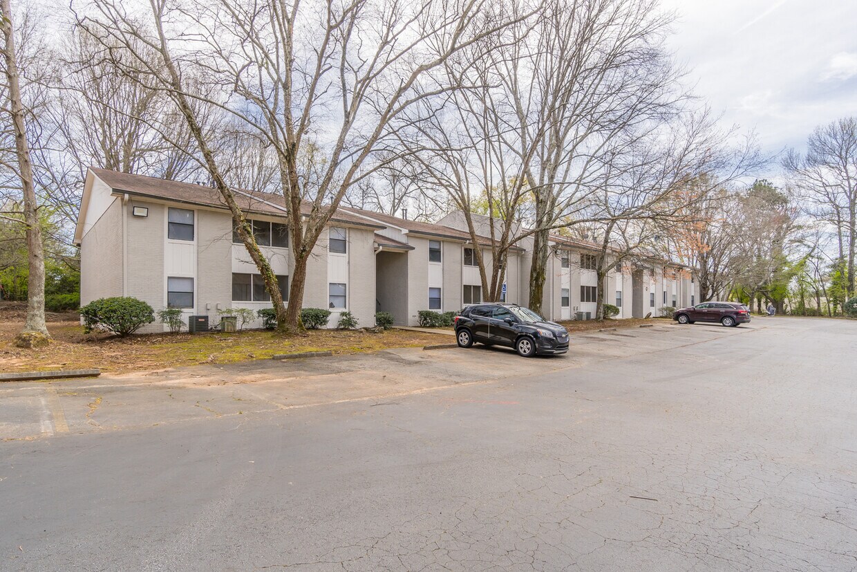 Midwood Court 1055 Lancashire Cir Stone Mountain, GA Apartments for Rent in Stone Mountain