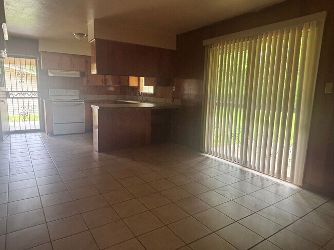 Building Photo - 963 Pine Lake Dr