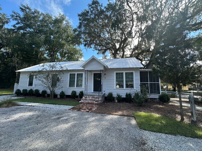 Foto del edificio - Low Country Cottage located in the Heart of Bluffton!