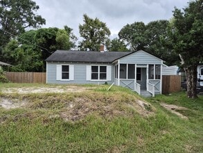 Building Photo - 6109 Lynnwood Ave