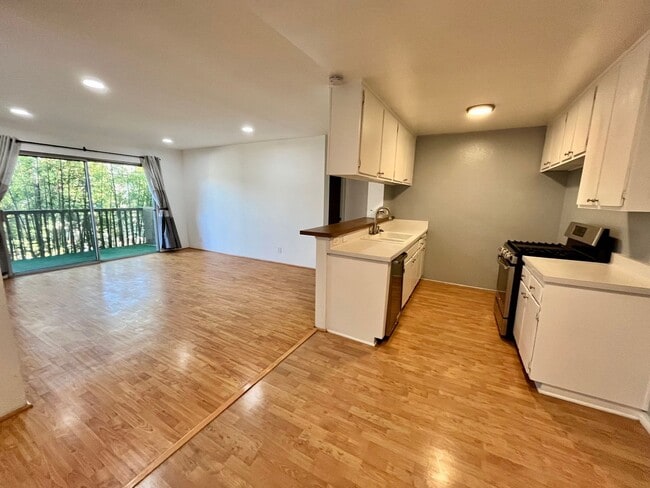 Building Photo - Spacious and bright Lawndale 2-Bed, 2-Bath...
