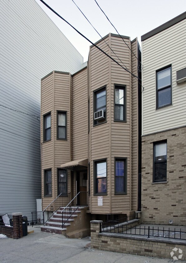 Building Photo - 820 22nd St
