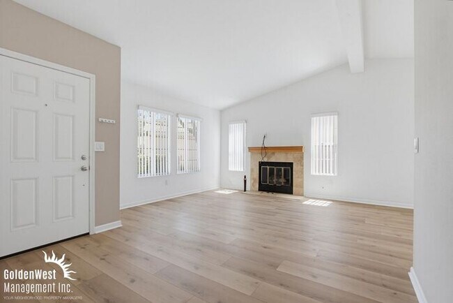 Foto del edificio - Charming 3Bdm 2Ba Home with Modern Updates and Private Outdoor Space in Gated Commnity!