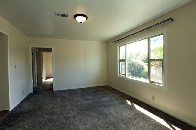 Foto del edificio - Cute 3-Bedroom 1-Bathroom Duplex