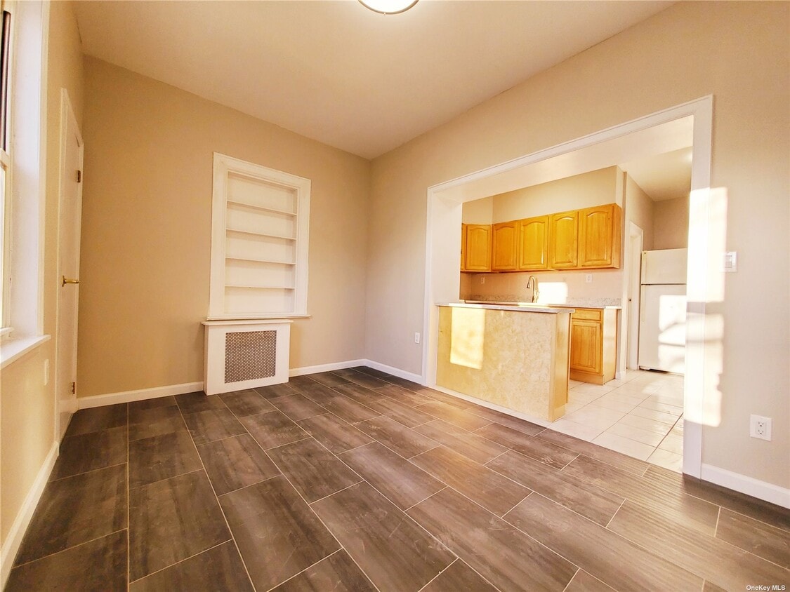Primary Photo - 2264 E 15th St