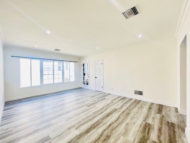 Foto del edificio - 439 1/2 N Hayworth Ave-439.5
