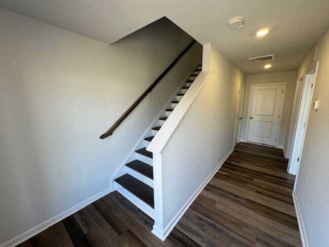 Foto del edificio - BRAND NEW and Internet Included!