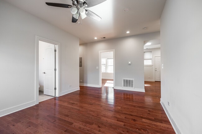 Building Photo - 1153 W Lunt Ave