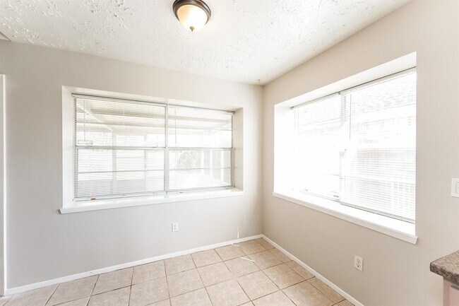 Foto del edificio - 15218 Heron Park Dr