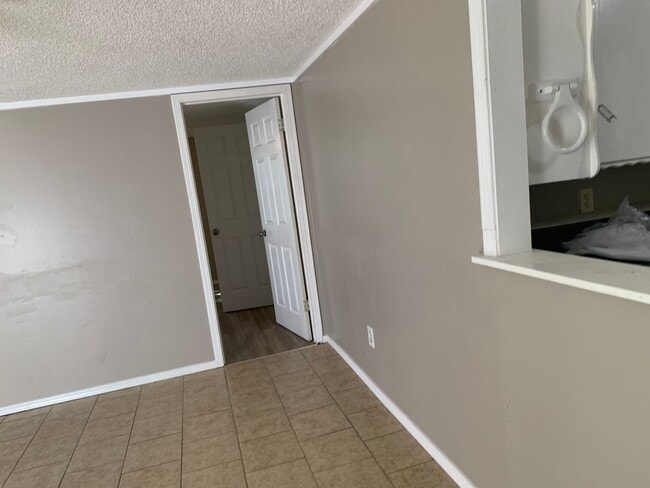 Foto del edificio - JUST REMODELED 4 BEDROOM HOME