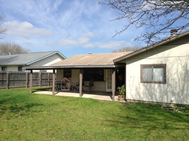 Building Photo - Welcome home to 205 Kingsman Drive!
