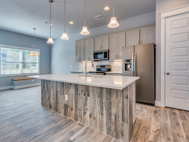 Building Photo - 103 E Walter Ave