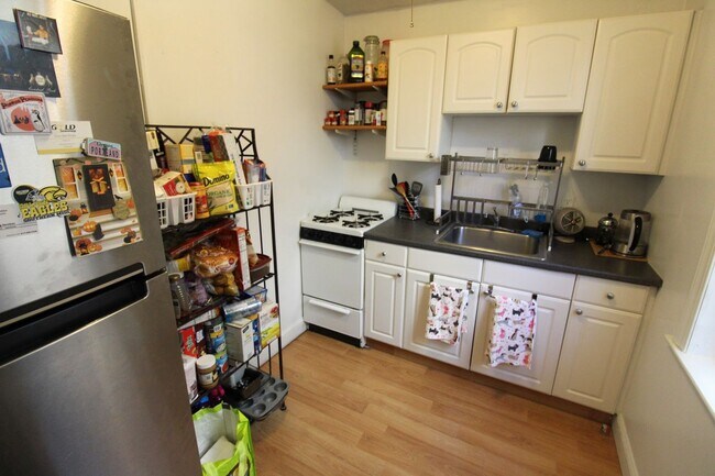 Foto del edificio - Updated Two Bedroom on Brookline border