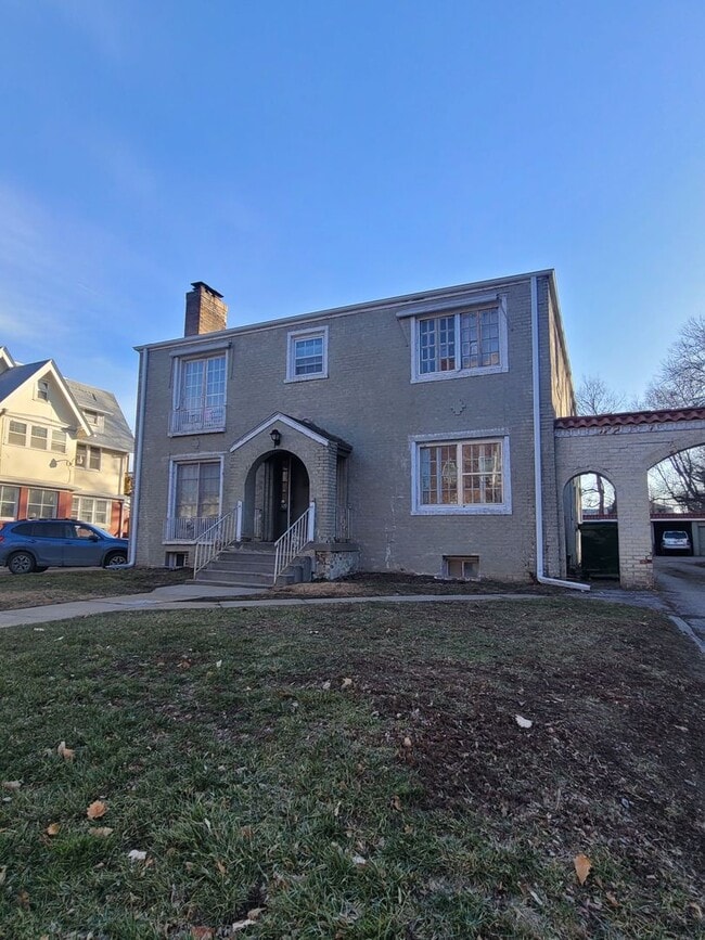 Building Photo - 411 S 38th Ave