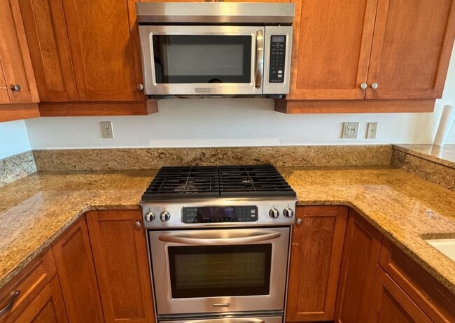 Building Photo - End Unit, 3 Bed, 2.5 Bath PLUS Bonus Room, Anacortes