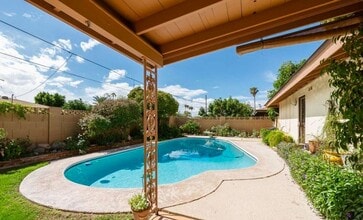 Building Photo - 1113 E Balboa Dr