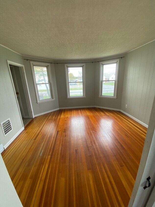 2604 Augustine Ave Unit Downstairs, Rotterdam, NY 12306 Apartments in