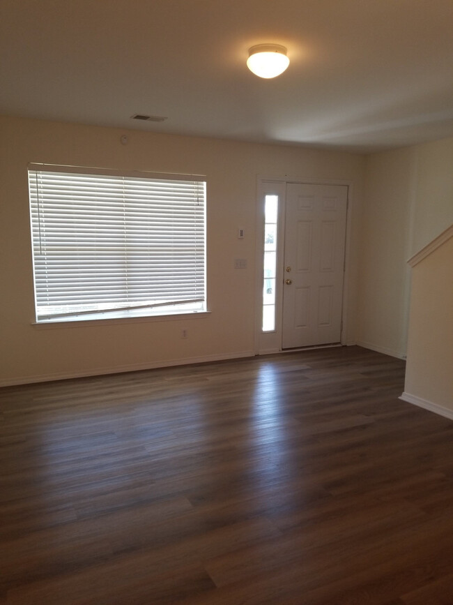 Building Photo - Two Bedroom Town Home in Godley Park