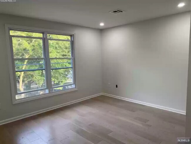 Building Photo - 20 Dandridge Dr
