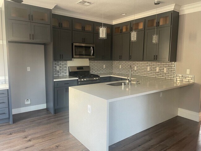 Building Photo - 2112 Eicher Ave