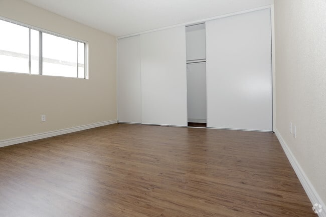 1BR, 1BA - 672 SF - Los Arcos Apartments