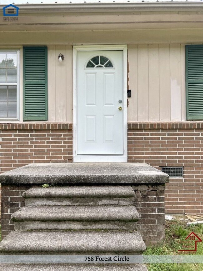 Foto del edificio - 758 Forest Cir